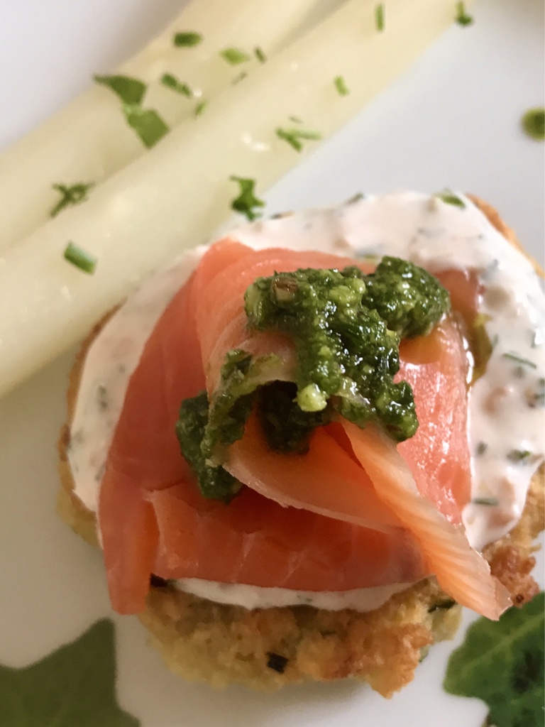 Kleine Reiberdatschi mit Meerettich-Schmand und Räucherlachs – Das ... Kleine Reiberdatschi mit Meerettich-Schmand und Räucherlachs – Das ...