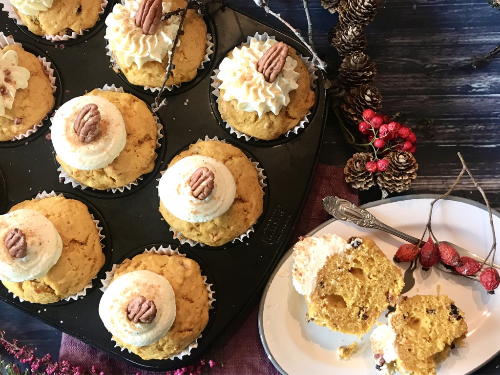 Leckere Kürbiscupcakes mit Pekannüssen und Cranberries – Das große ... Leckere Kürbiscupcakes mit Pekannüssen und Cranberries – Das große ...
